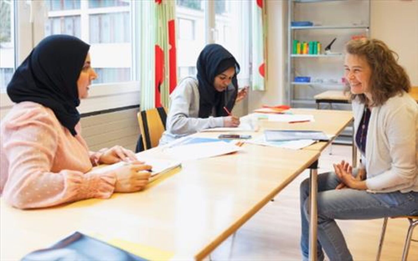 Alphabetisierungs- und Deutschkurse für Frauen inkl. Kinderbetreuung